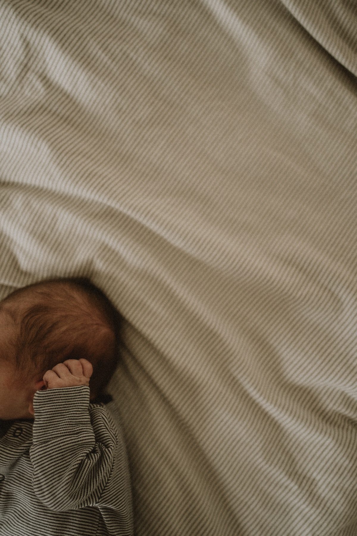 Černobílá fotografie páru v pohybu